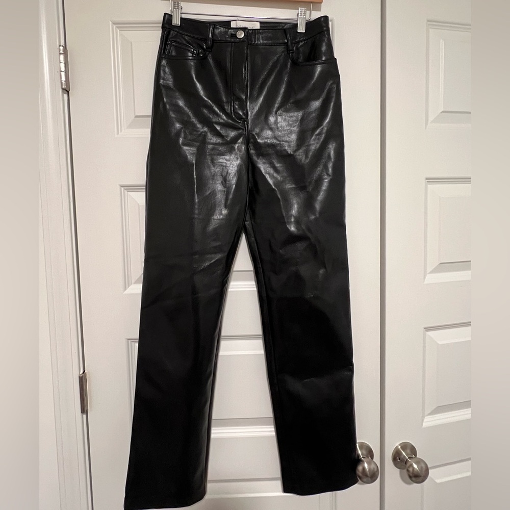 Aritzia Melina Pant. Size 6 but fits more like a size 4. Perfect condition.